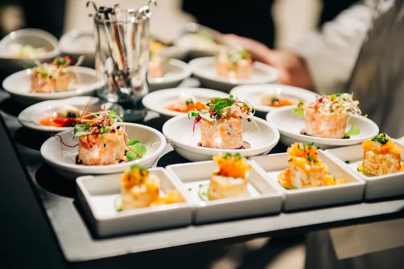 Fingerfood-Schalen mit Lachs-Tartar auf dem Servierwagen